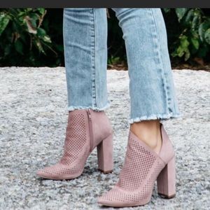 Kittenish By Jessie James Decker Rose booties
